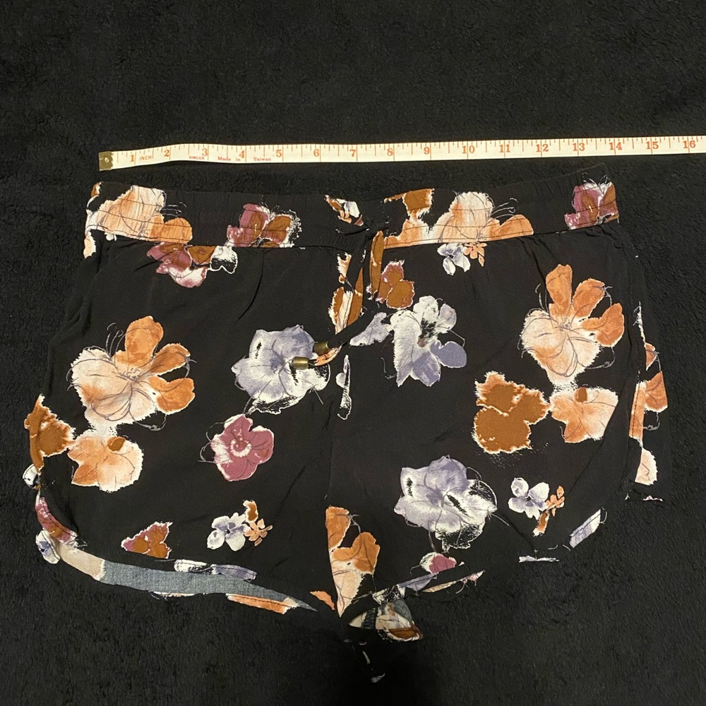 Elastic waist patterned shorts
